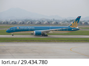 Самолет Boeing 787-9 Dreamliner (VN-A864) авиакомпании Vietnam Airlines на рулежной дорожке аэропорта Нойбай пасмурным утром (2016 год). Редакционное фото, фотограф Виктор Карасев / Фотобанк Лори
