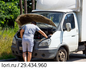 Водитель определяет причину поломки автомобиля (2018 год). Редакционное фото, фотограф Вячеслав Палес / Фотобанк Лори