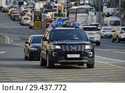 Черный автомобиль со спецсигналом на дороге. Театральный проезд. Тверской район. Город Москва. Россия (2018 год). Редакционное фото, фотограф lana1501 / Фотобанк Лори
