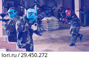 Player in blue mask is targeting in contestant. Стоковое фото, фотограф Яков Филимонов / Фотобанк Лори