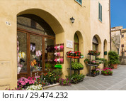 Street in the town of San Quirico d'orcia, Tuscany, Italy (2014 год). Редакционное фото, фотограф Наталья Волкова / Фотобанк Лори