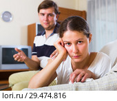 Man asking forgiveness with wife. Стоковое фото, фотограф Яков Филимонов / Фотобанк Лори