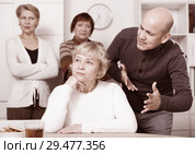 Mature man is warm apologizing to woman after quarrel. Стоковое фото, фотограф Яков Филимонов / Фотобанк Лори