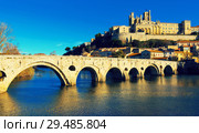 Image of Pont Vieux and St Nazaire Cathedral in Beziers (2017 год). Стоковое фото, фотограф Яков Филимонов / Фотобанк Лори
