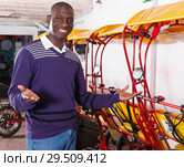 Glad driver of pedicab offering touristic tour. Стоковое фото, фотограф Яков Филимонов / Фотобанк Лори