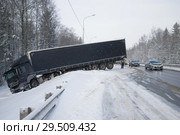 Тягач  Mercedes-Benz Axor 1836 с полуприцепом в кювете в мартовский снегопад. Ленинградская область (2018 год). Редакционное фото, фотограф Виктор Карасев / Фотобанк Лори