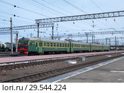 Орск. Электропоезд переменного тока ЭР9Е-652 на станции Орск Южно-Уральской железной дороги (2014 год). Редакционное фото, фотограф Дмитрий Щукин / Фотобанк Лори