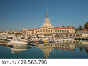 Сочи. Вид на Морской вокзал и стоянку яхт со стороны моря (2018 год). Редакционное фото, фотограф Литвяк Игорь / Фотобанк Лори