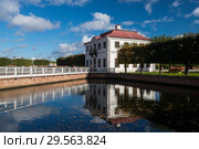 Россия. Петергоф. Вид на дворец Марли (2018 год). Редакционное фото, фотограф Литвяк Игорь / Фотобанк Лори