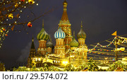 Красная Площадь, Москва, Россия - 15 Декабря 2018. Вид на Храм Василия Блаженного с ночной подсветкой на фоне новогодних декораций. Стоковое видео, видеограф Никита Биржаков / Фотобанк Лори