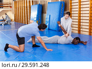People fighting with coach at gym. Стоковое фото, фотограф Яков Филимонов / Фотобанк Лори