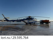 Топливозаправщик заправляет вертолёт МИ - 8АМТ на аэродроме Мячково (2016 год). Редакционное фото, фотограф Free Wind / Фотобанк Лори