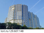 Один из корпусов жилого комплекса "Маяк" в Химках, Московская область (2018 год). Редакционное фото, фотограф Александр Замараев / Фотобанк Лори