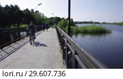 Сургут. Парк через Сайму - люди на мосту. Surgut. Park across the Saima - people on the bridge. (2015 год). Стоковое видео, видеограф Евгений Романов / Фотобанк Лори