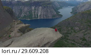 Язык Тролля (Trolltunga), каменный выступ на горе Скьеггедаль, расположенной вблизи города Одда в Норвегии, возвышающийся над озером Рингедалсватн на высоте 700 метров (2018 год). Редакционное видео, видеограф Кекяляйнен Андрей / Фотобанк Лори