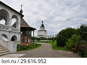 Иосифо-Волоцкий мужской монастырь. Вид на Германову башню (1677-1688 гг.) из монастыря. Волоколамский р-н, Московская обл., Россия (2017 год). Стоковое фото, фотограф Ирина Быстрова / Фотобанк Лори
