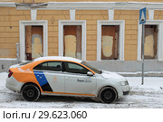 Автомобиль Яндекс такси на фоне усадебного дома (2018 год). Редакционное фото, фотограф Дмитрий Неумоин / Фотобанк Лори