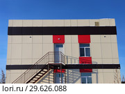 Новый двухэтажный пристрой к административному зданию. Город Заводоуковск (2018 год). Стоковое фото, фотограф Анатолий Матвейчук / Фотобанк Лори