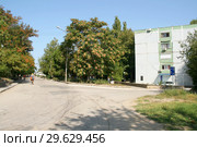 Городской пейзаж, август. Первый жилой дом, построенный в городе. Город Щелкино, Республика Крым, Ленинский район (2018 год). Редакционное фото, фотограф Щеголева Ольга / Фотобанк Лори
