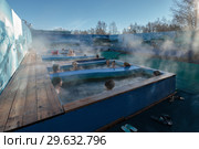 Люди принимают термальные ванны (2016 год). Редакционное фото, фотограф А. А. Пирагис / Фотобанк Лори
