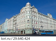 Москва, улица Моховая, 7 (Воздвиженка, 4). Бизнес-центр «Моховая 7». Приемные Государственной Думы и Совета Федерации. Бывшая гостиница «Петергоф» (2018 год). Редакционное фото, фотограф Елена Коромыслова / Фотобанк Лори