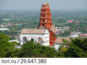 VВид на красную пагода (красная чеди) на вершине холма Phra Nakhon Khiri. Исторический парк города Пхетчабури, Таиланд (2018 год). Стоковое фото, фотограф Виктор Карасев / Фотобанк Лори