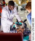 Rescue team making defibrillation to patient. Стоковое фото, фотограф Яков Филимонов / Фотобанк Лори
