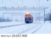 Railway snow machine at the station during snowfall (2019 год). Редакционное фото, фотограф Евгений Харитонов / Фотобанк Лори