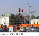 Монтажник сценической конструкции (2018 год). Редакционное фото, фотограф EgleKa / Фотобанк Лори