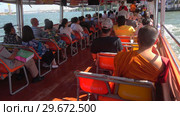 На маршрутном катере "Chao Phraya Express Boat". Бангкок, Таиланд (2019 год). Редакционное видео, видеограф Виктор Карасев / Фотобанк Лори