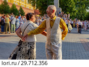 Москва. Субботний отдых. Танцы пожилых людей (2018 год). Редакционное фото, фотограф Николай Николенко / Фотобанк Лори