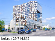 Здание бизнес-центра "Линкор" (офисный комплекс класса "Б++") и въезд в подземный паркинг, улица Авиаконструктора Микояна, 12 (2017 год). Редакционное фото, фотограф Алёшина Оксана / Фотобанк Лори