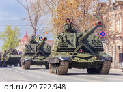 Russia, Samara, May 2018: Self-propelled 152 mm howitzer Msta-S (NATO name - farm M1990) on the city street. Редакционное фото, фотограф Акиньшин Владимир / Фотобанк Лори