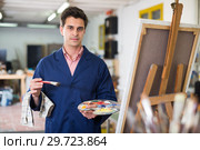 Male artist drawing in studio. Стоковое фото, фотограф Яков Филимонов / Фотобанк Лори