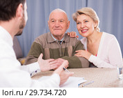 Pensioner and daughter with social employee. Стоковое фото, фотограф Яков Филимонов / Фотобанк Лори