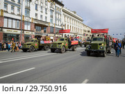Парад ретроавтомобилей на Невском проспекте посвященный  Дню Победы. Санкт-Петербург (2017 год). Редакционное фото, фотограф Виктор Карасев / Фотобанк Лори