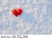 Valentine's day background with a red wool felted heart lying on the white snow. Стоковое фото, фотограф Георгий Дзюра / Фотобанк Лори