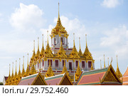 Вершина чеди Лоха Прасат солнечным днем. Буддистский храм  Wat Ratchanatdaram Воравихара, Бангкок (2018 год). Стоковое фото, фотограф Виктор Карасев / Фотобанк Лори