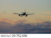 Самолет Airbus A319-111 (VQ-BAS) авиакомпании "Россия" улетает в облачное осеннее небо (2018 год). Редакционное фото, фотограф Виктор Карасев / Фотобанк Лори