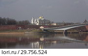 Вид на звонницу и купола Святой Софии апрельским днем. Великий Новгород, Россия (2018 год). Стоковое видео, видеограф Виктор Карасев / Фотобанк Лори