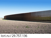 New iron  U.S.-Mexico border fence  in Texas (2019 год). Стоковое фото, фотограф Ирина Кожемякина / Фотобанк Лори