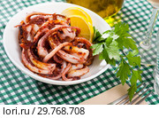 Fried shrimps served with lemon and parsley. Стоковое фото, фотограф Яков Филимонов / Фотобанк Лори