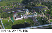 Над Тихвинским Успенским монастырем (съемка с квадрокоптера). Ленинградская область, Россия (2018 год). Стоковое видео, видеограф Виктор Карасев / Фотобанк Лори
