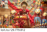 Русские сувениры в витрине магазина. Санкт-Петербург (2019 год). Редакционное фото, фотограф Александр Щепин / Фотобанк Лори