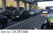 Мотоциклисты и автомобилисты в ожидании погрузки на борт круизного лайнера в порту города Хельсинки, Финляндия (2019 год). Редакционное видео, видеограф Кекяляйнен Андрей / Фотобанк Лори