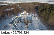 Ремонт нефтяной скважины зимой. Вид с воздуха. Oil well repair in winter. Aerial view. Стоковое видео, видеограф Евгений Романов / Фотобанк Лори