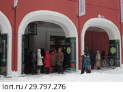Москва, люди стоят в очереди ны выставку Куинджи (2019 год). Редакционное фото, фотограф Дмитрий Неумоин / Фотобанк Лори