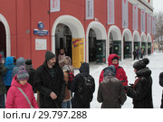 Москва, длинная очередь в Третьяковку на Архипа Куинджи зимой (2019 год). Редакционное фото, фотограф Дмитрий Неумоин / Фотобанк Лори