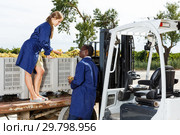 Engineers checking delivered grapes harvest. Стоковое фото, фотограф Яков Филимонов / Фотобанк Лори
