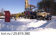 Ремонт нефтяной скважины зимой. Oil well repair in winter. Стоковое видео, видеограф Евгений Романов / Фотобанк Лори
